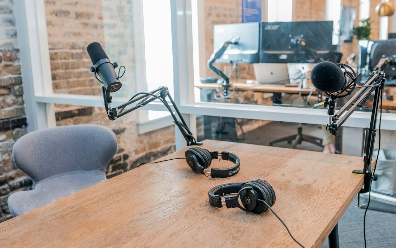 Le studio : micros, casques et écrans sur une table